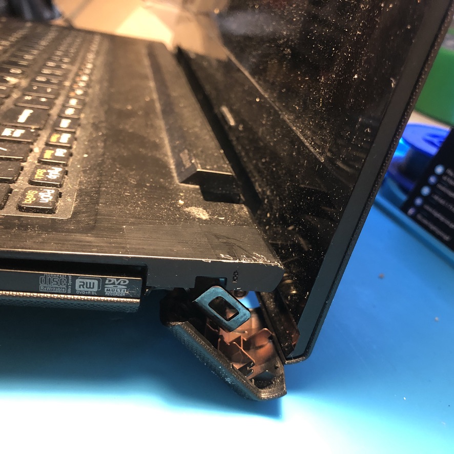 Naprawa zawiasu obudowy w laptopie Lenovo G50-80