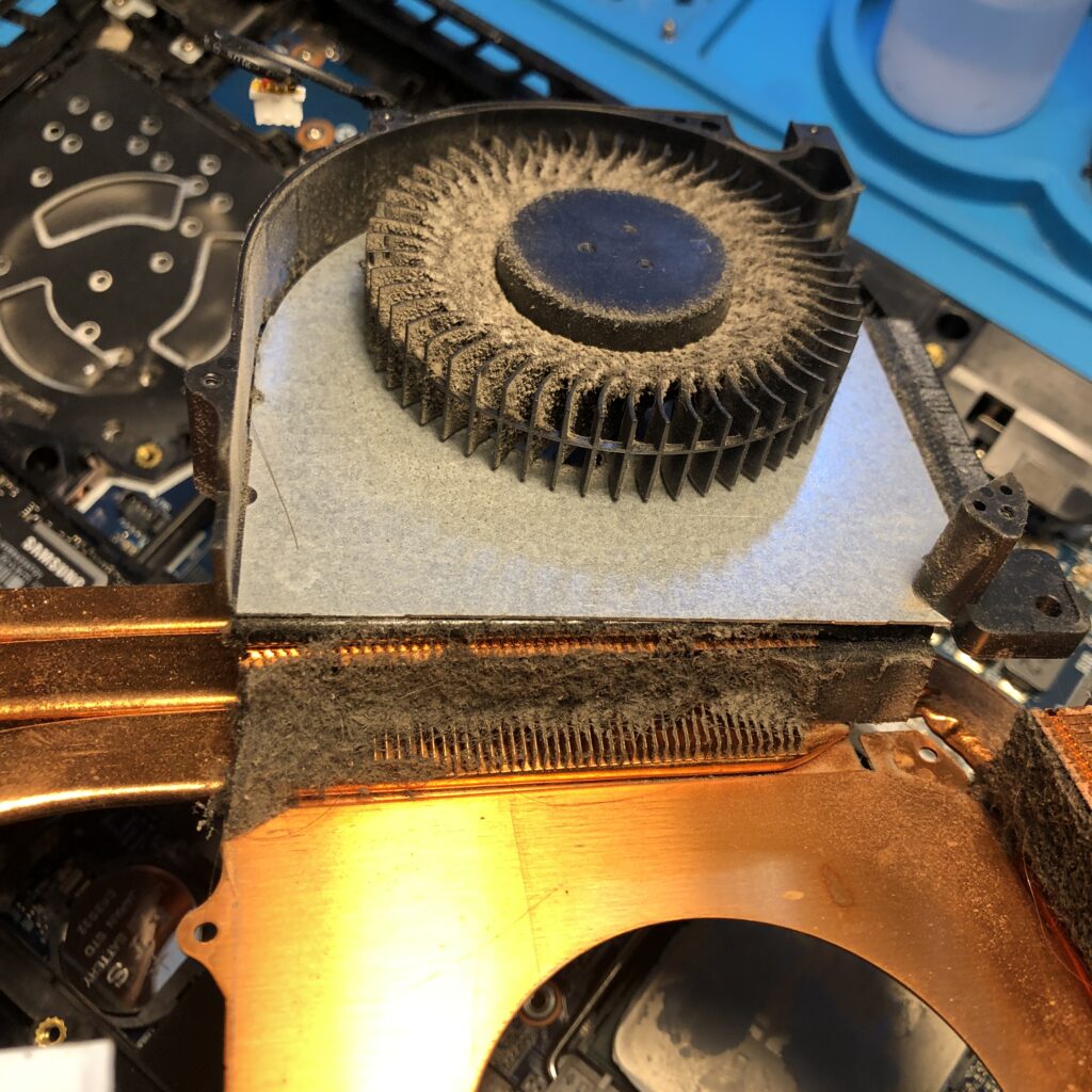 Cleaning the laptop cooling system in the XMG APEX 15 laptop